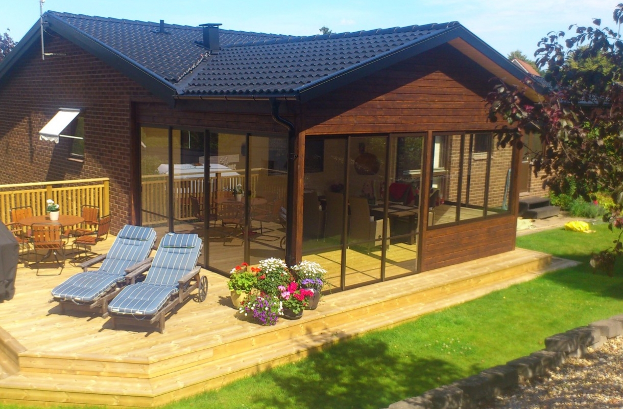 Modernt hus med glasveranda