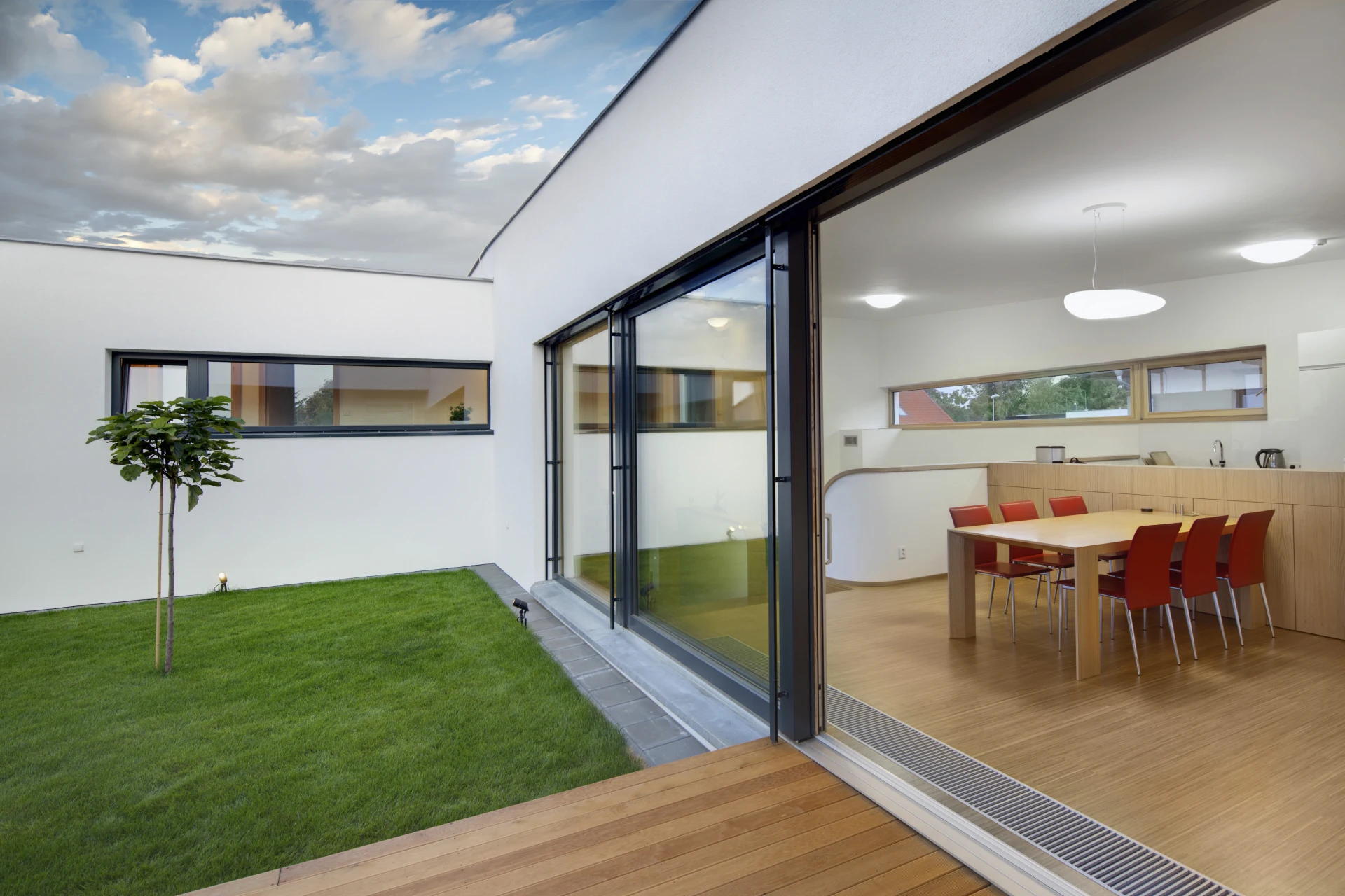 Modern hus med gräsmatta