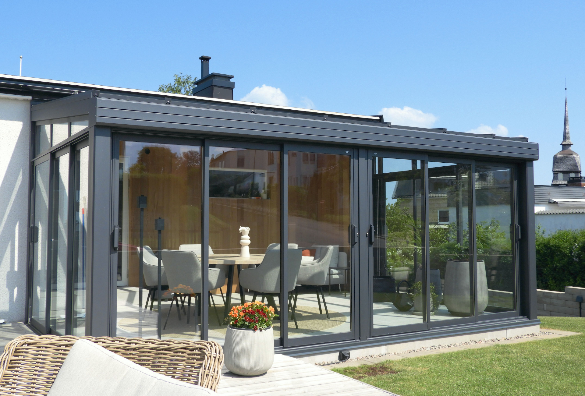 Glasstuga med soligt väder