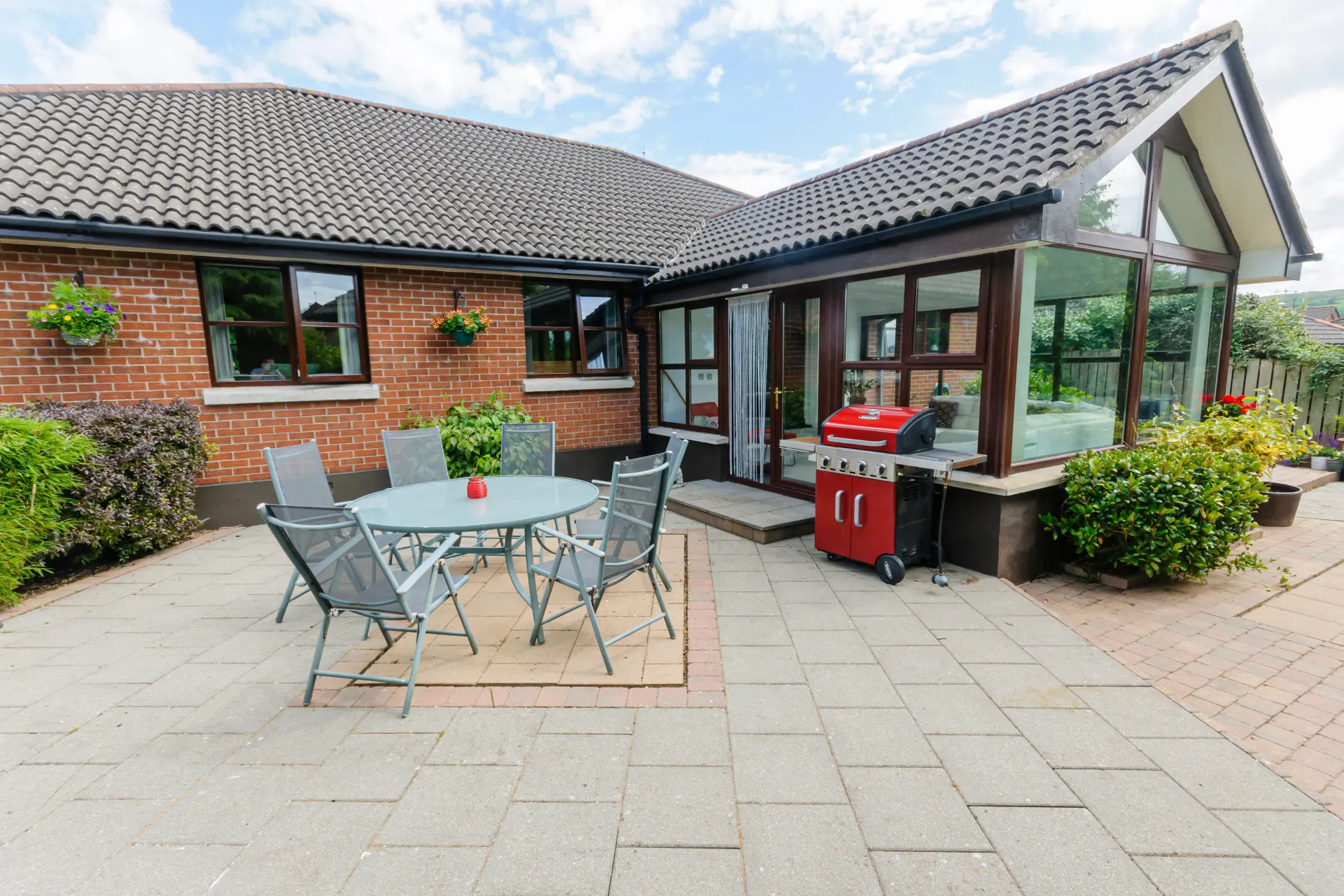 Uteplats med grill och bord